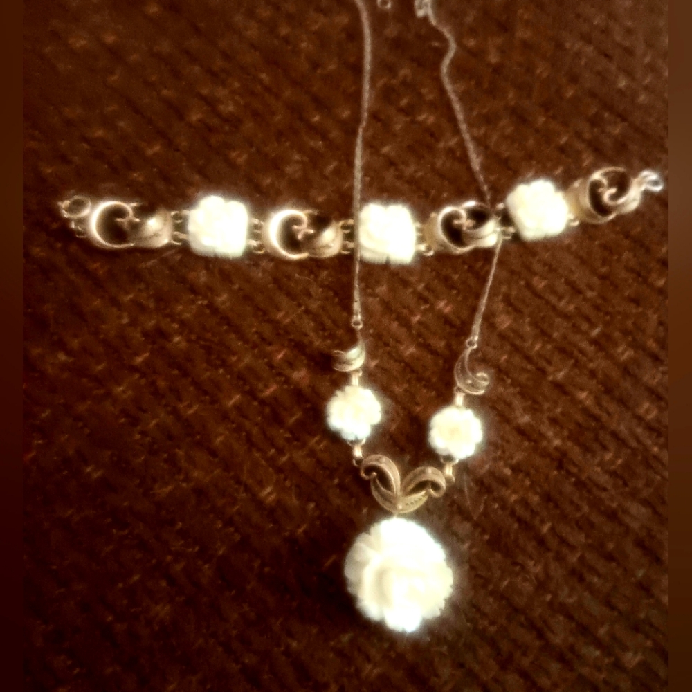 Elegant 12kt Gold Filledand White Jewelry Set Vintage Karen Lynne